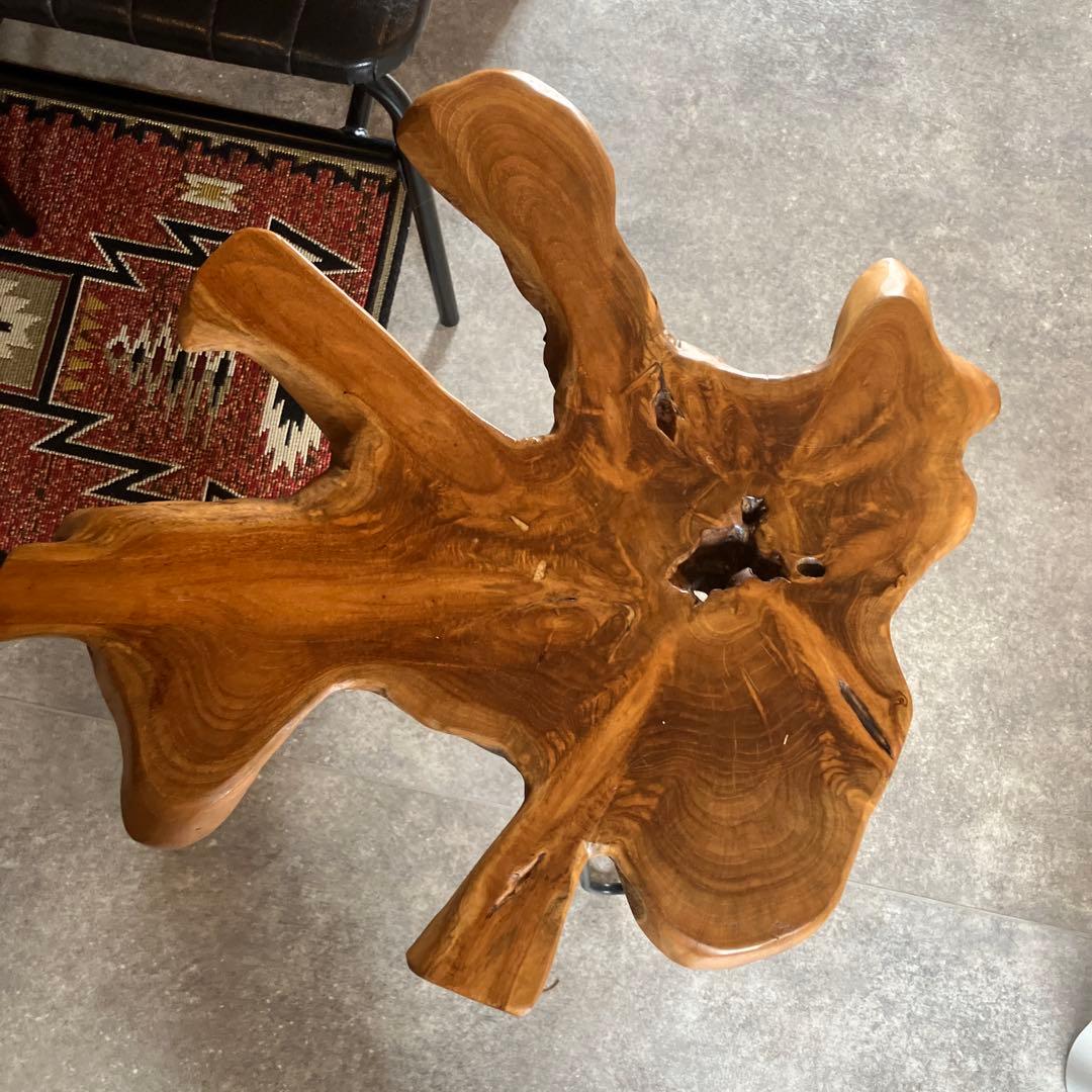 ユニークな形状の木製テーブル