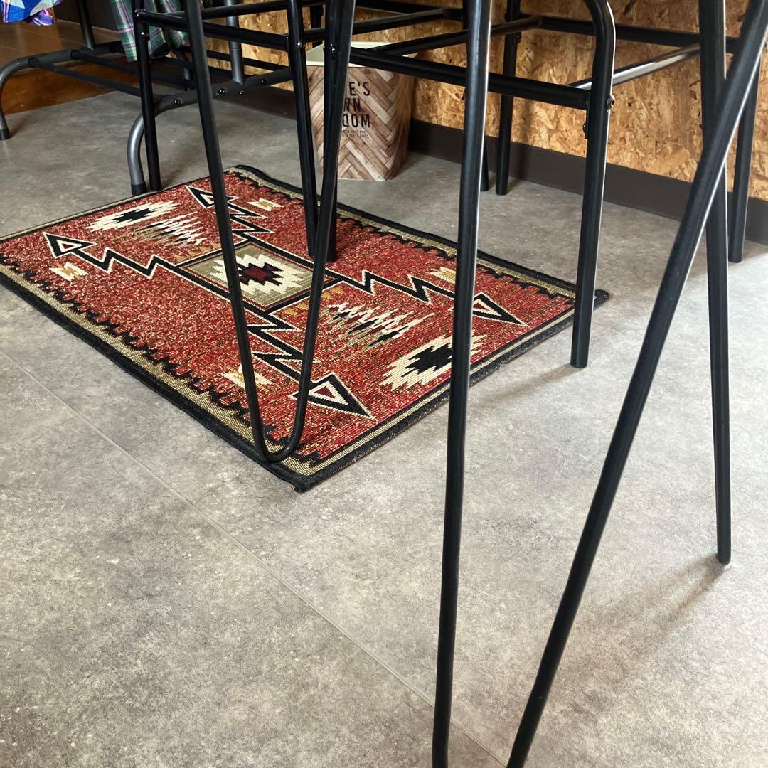 ユニークな形状の木製テーブル