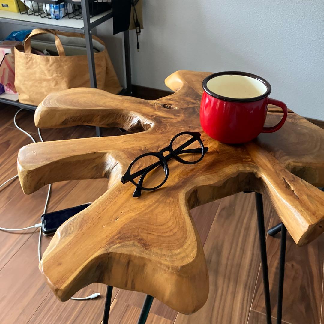 ユニークな形状の木製テーブル
