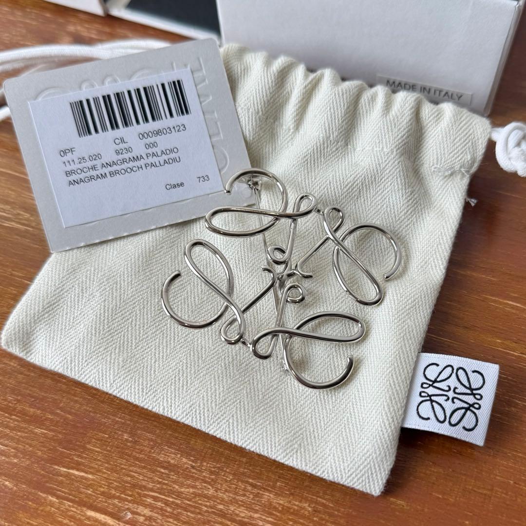 LOEWE ロエベ アナグラム ブローチ (メタル)