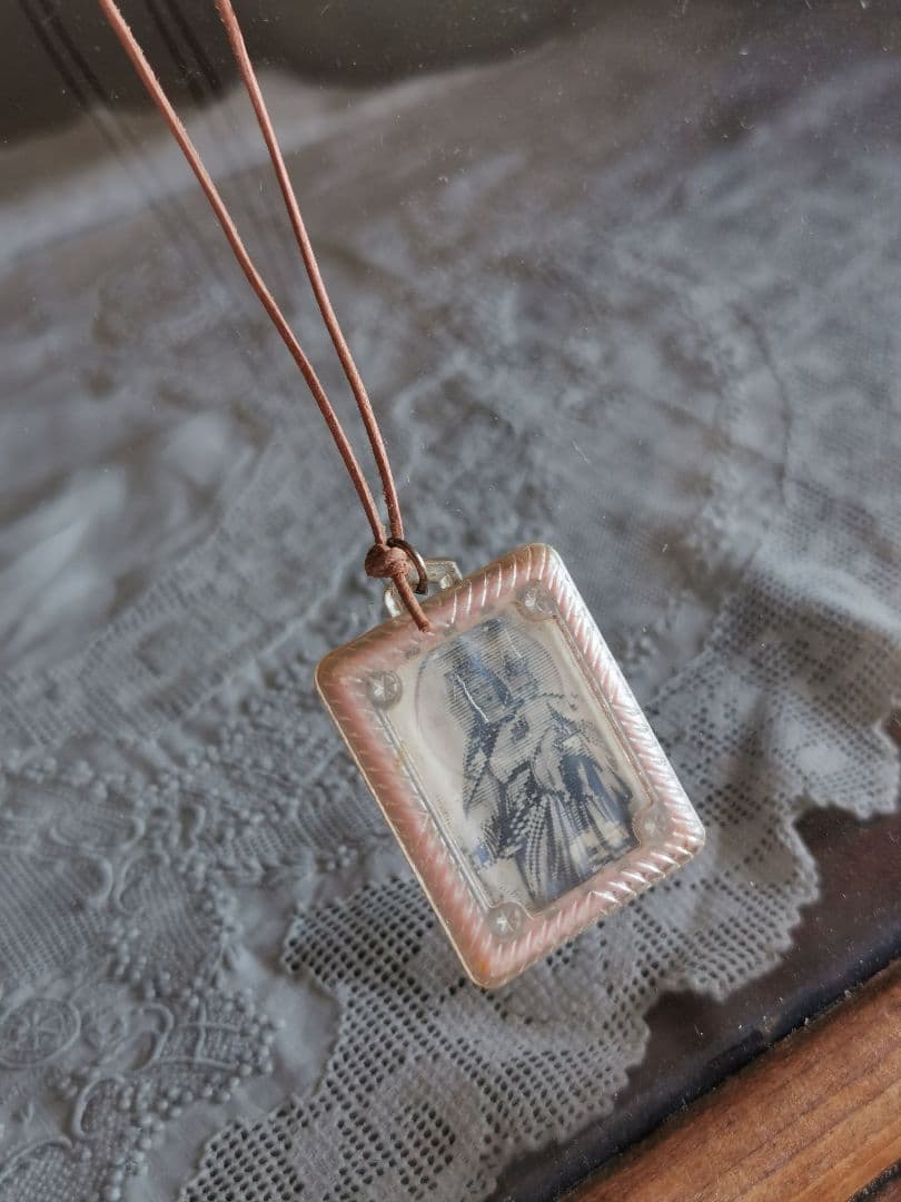 アンティーク 聖母子像と聖人 レンチキュラー桜色チャーム レザー紐付きネックレス