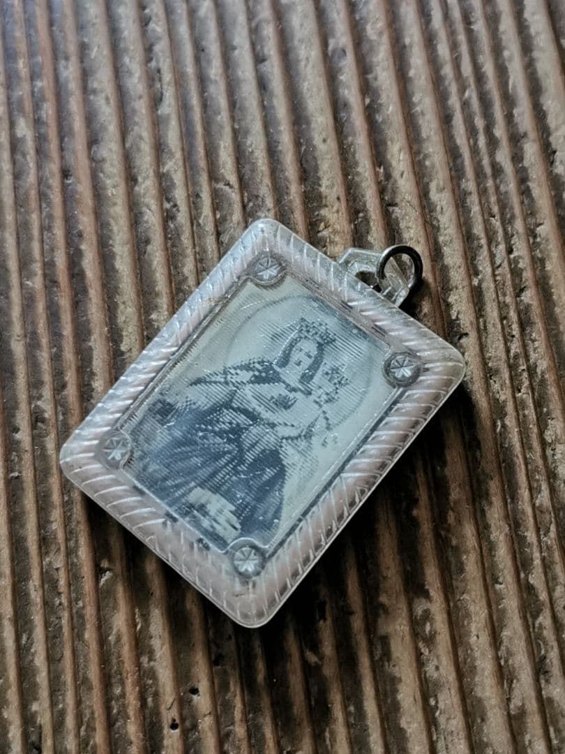 アンティーク 聖母子像と聖人 レンチキュラー桜色チャーム レザー紐付きネックレス