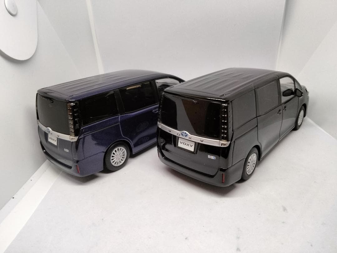 ヴォクシー　カラーサンプル　1/30　Voxy ミニカー 2台セット