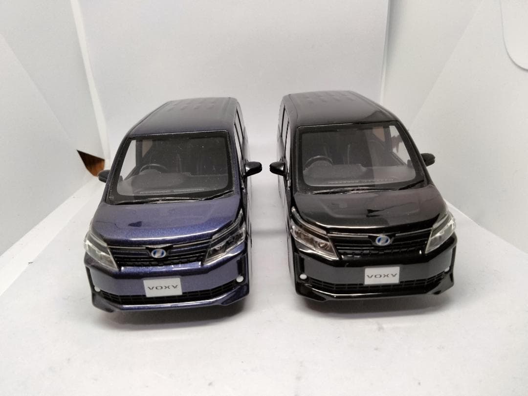 ヴォクシー　カラーサンプル　1/30　Voxy ミニカー 2台セット