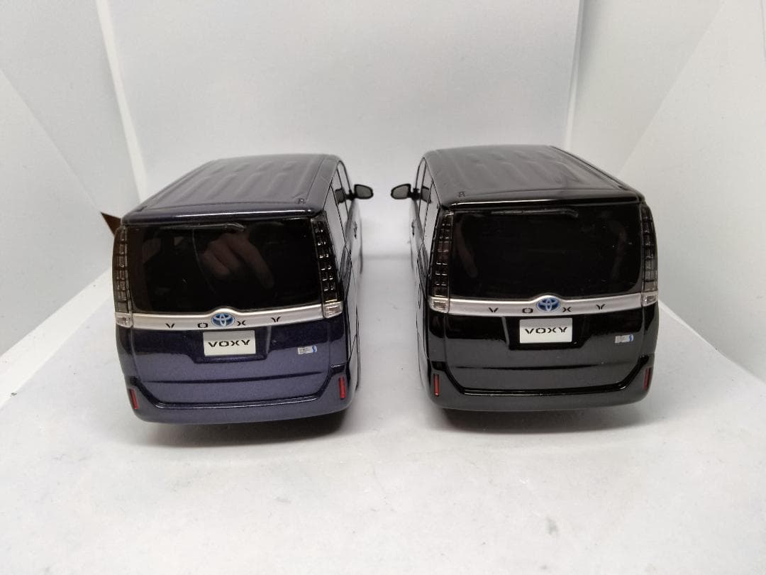 ヴォクシー　カラーサンプル　1/30　Voxy ミニカー 2台セット