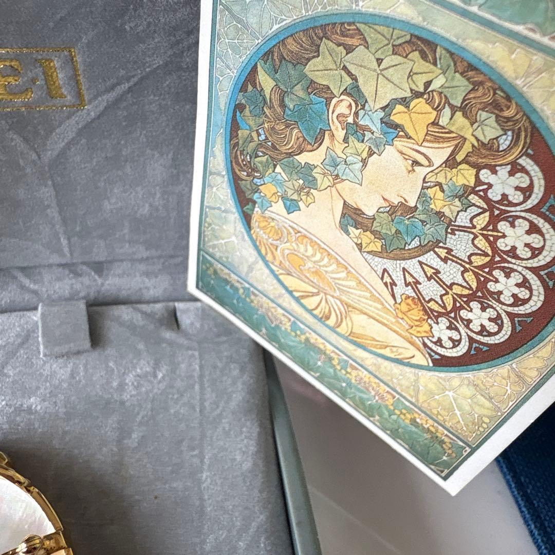 白蝶貝カメオ　ミュシャ(アイビー)IEI ペンダントトップOrブローチにも