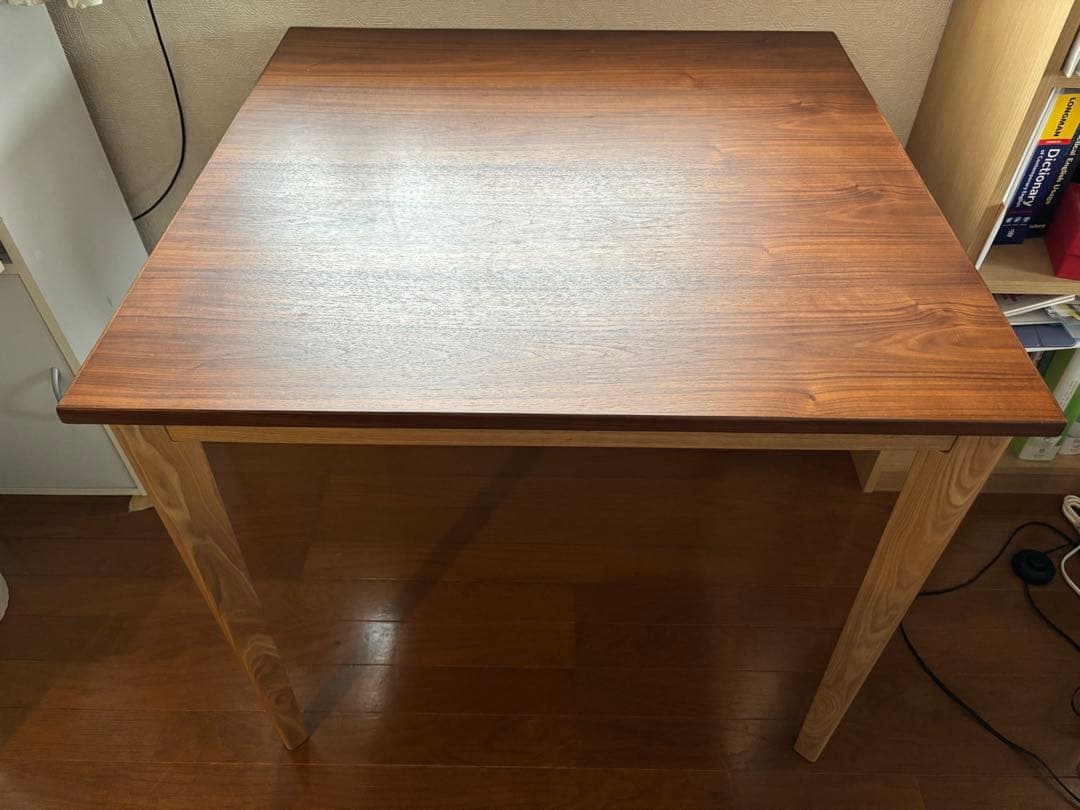 ウォルナット材のダイニングテーブル