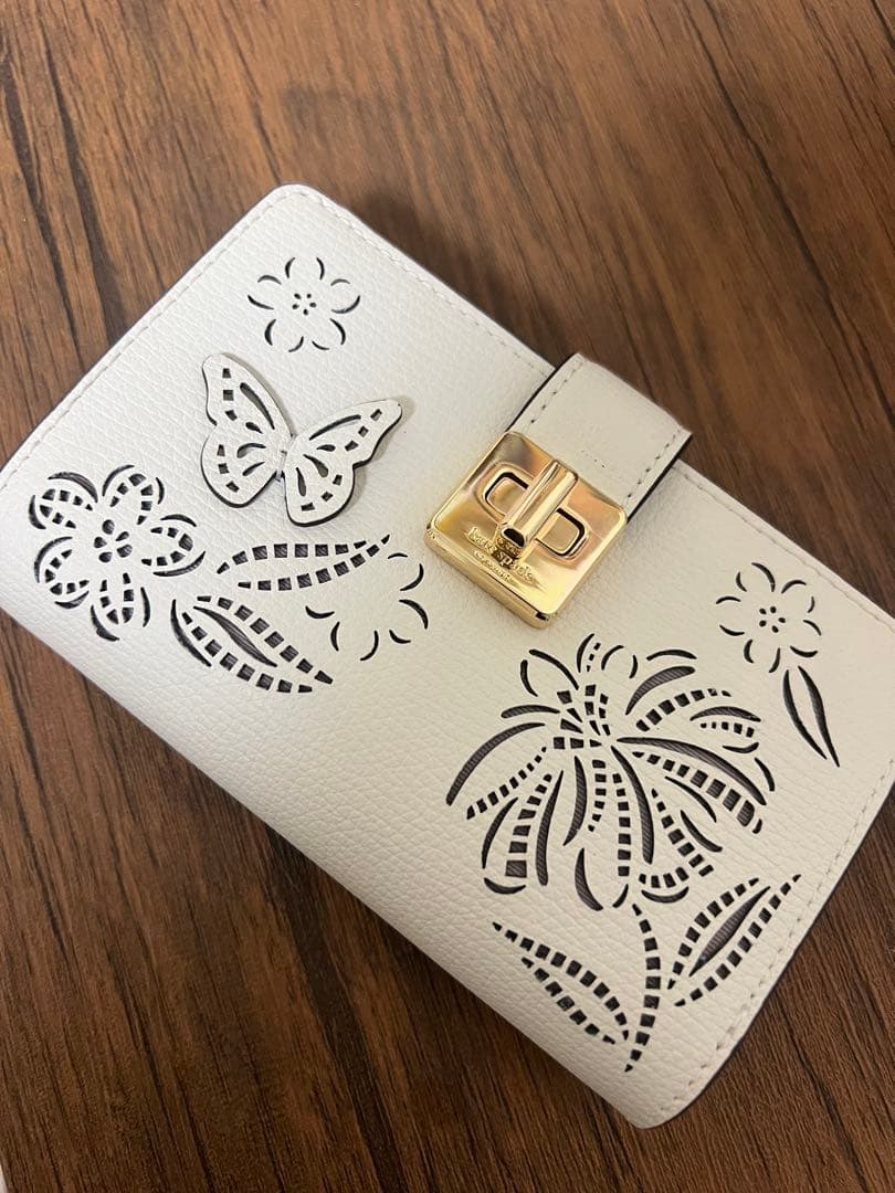 ケイトスペードニューヨーク　バタフライ＆フローラルカットワークウォレット