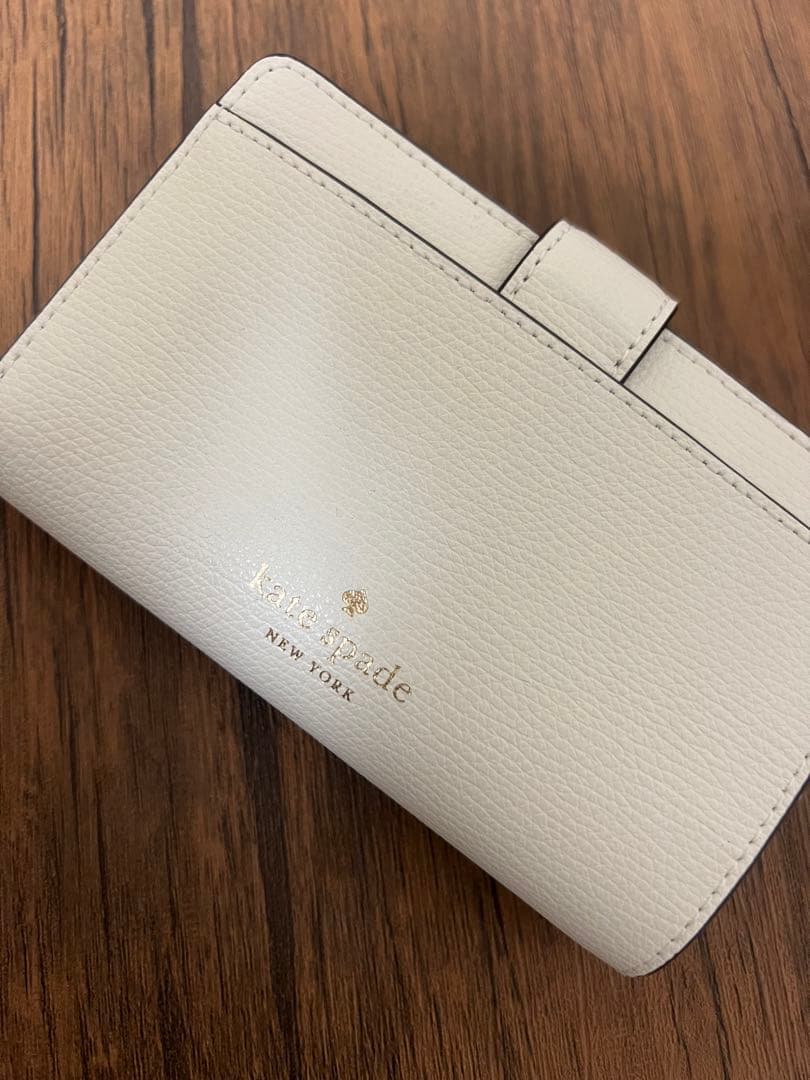 ケイトスペードニューヨーク　バタフライ＆フローラルカットワークウォレット