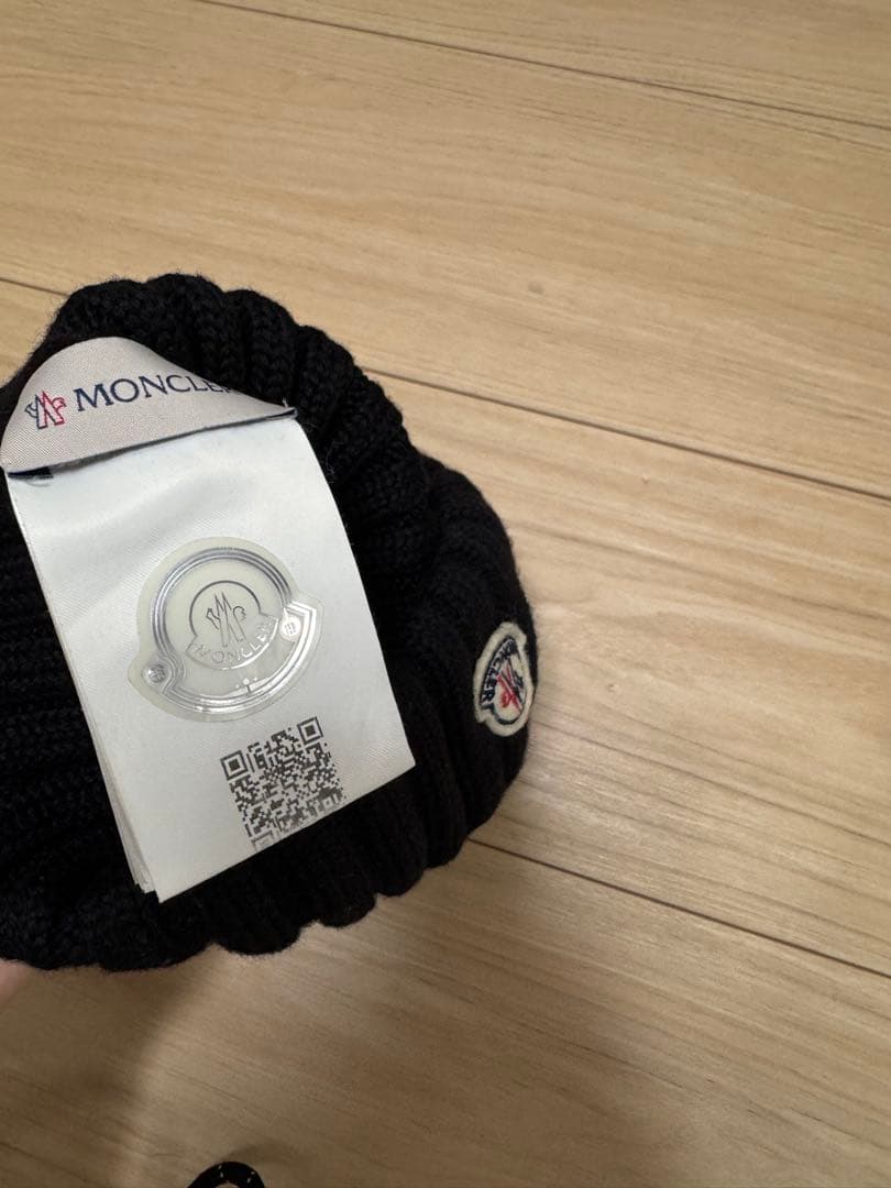 Moncler 黒ニット帽 ファー付きポンポン