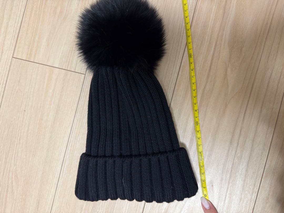 Moncler 黒ニット帽 ファー付きポンポン
