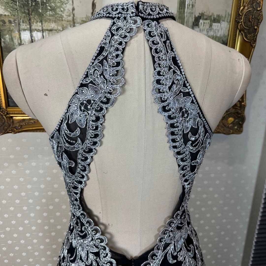 ブラックハイネック刺繍ドレス