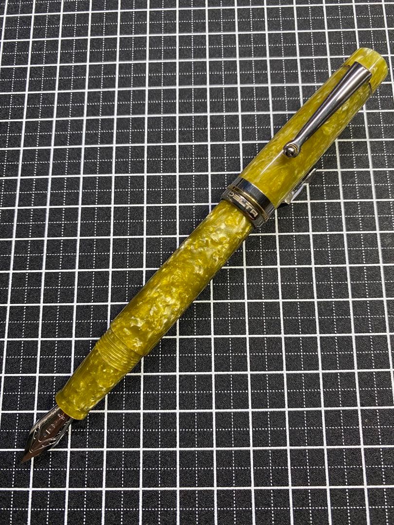 DELTA Vintage Acid-green 万年筆　字幅F