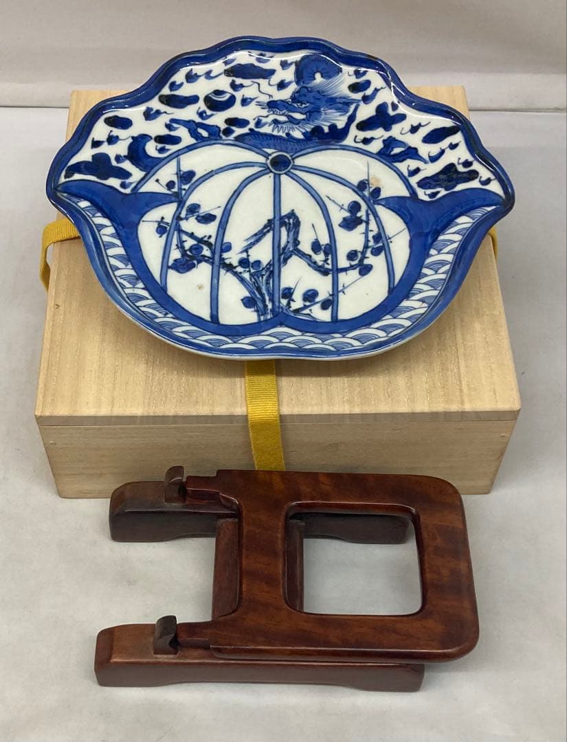 B367b 兜図染付変形皿 1枚　保存用桐箱・皿立付　伊万里焼　江戸時代