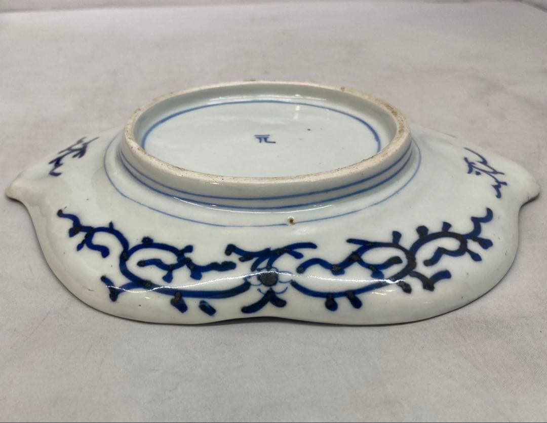 B367b 兜図染付変形皿 1枚　保存用桐箱・皿立付　伊万里焼　江戸時代