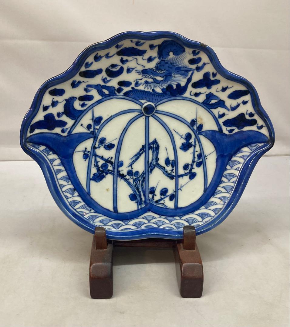 B367b 兜図染付変形皿 1枚　保存用桐箱・皿立付　伊万里焼　江戸時代