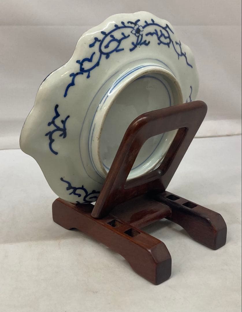 B367b 兜図染付変形皿 1枚　保存用桐箱・皿立付　伊万里焼　江戸時代