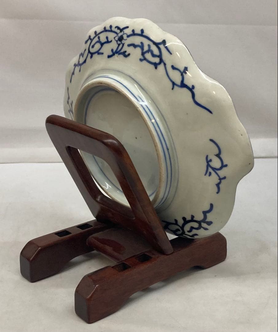 B367b 兜図染付変形皿 1枚　保存用桐箱・皿立付　伊万里焼　江戸時代