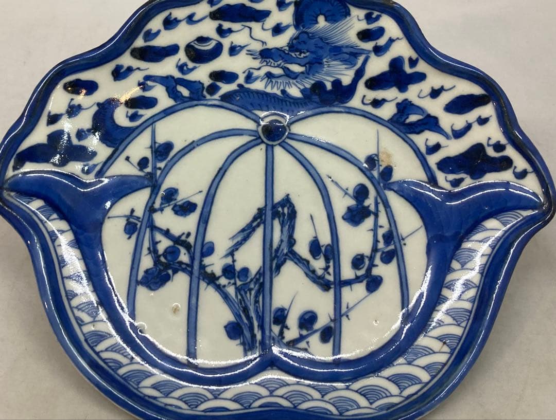 B367b 兜図染付変形皿 1枚　保存用桐箱・皿立付　伊万里焼　江戸時代