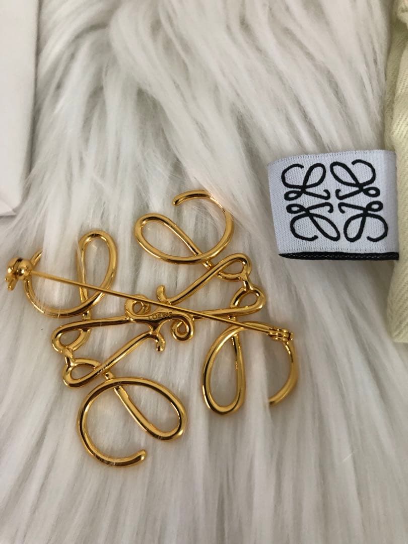 LOEWE ロエベ　アナグラムブローチ　ゴールド　レディース　ファッション