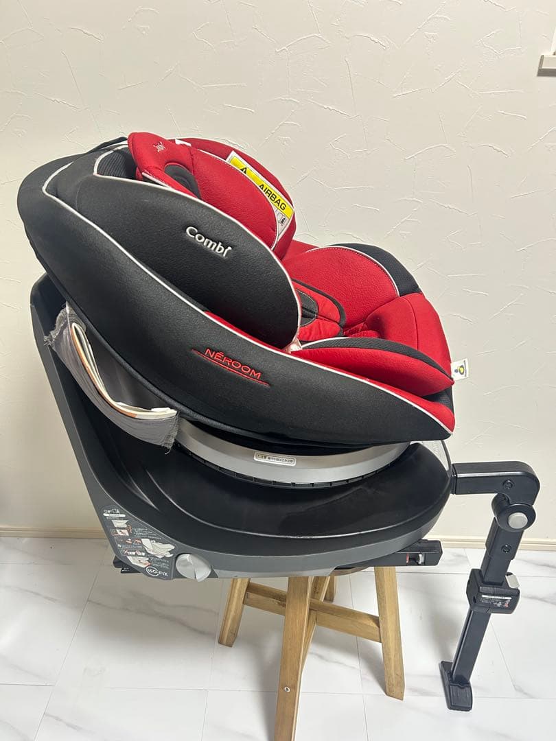 Combi ネルーム ISOFIXレザーレッド　チャイルドシート　エッグショック