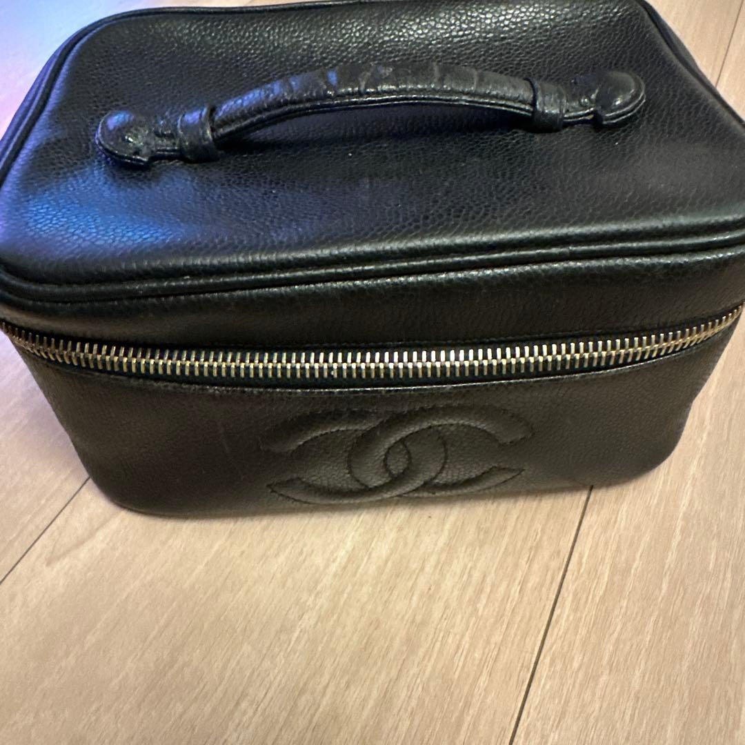 CHANEL ブラックレザーバニティバッグ