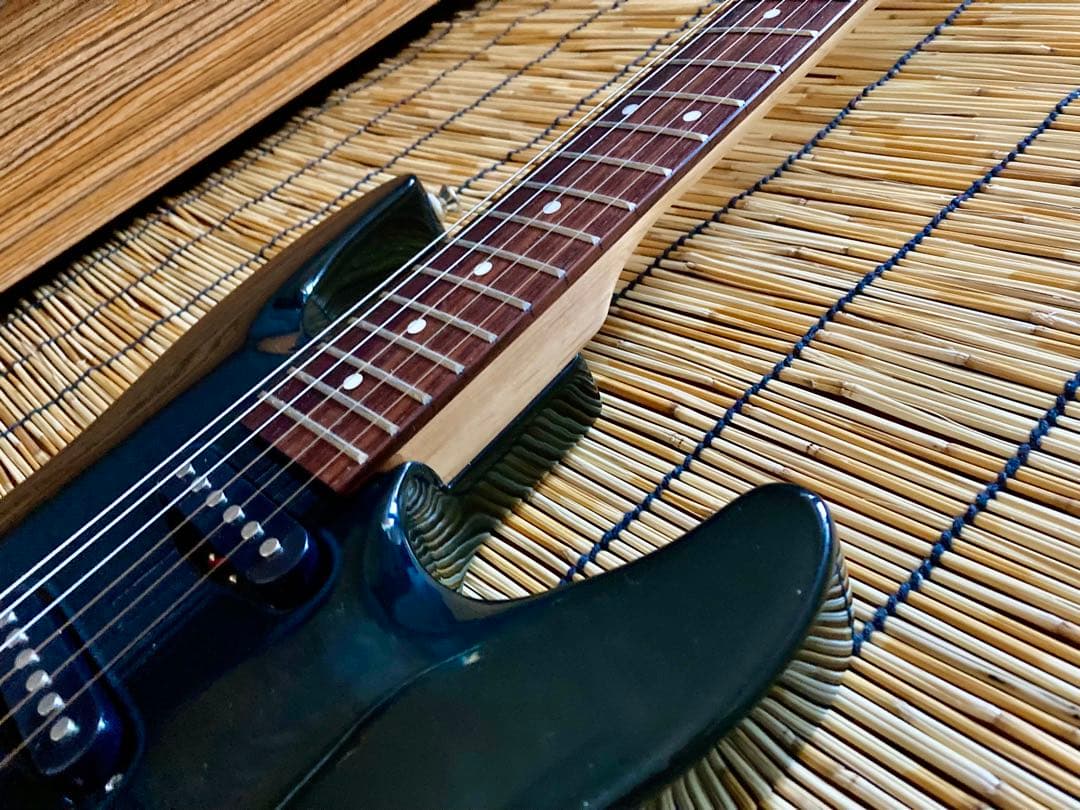 ☆新機能満載　4連スイッチがカッコいい　他に無いMavis ストラトキャスター