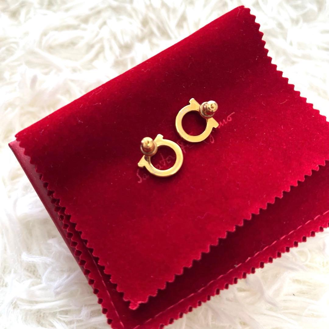 サルヴァトーレ フェラガモ　ガンチーニ ピアス　ゴールド