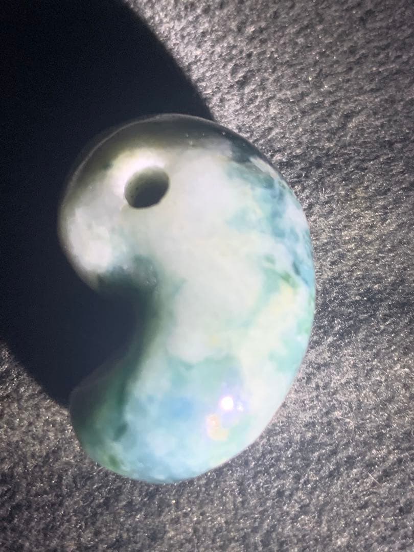 宝石質　入りコン沢翡翠勾玉　糸魚川　翡翠　コン沢　勾玉　根付　出土　原石　御守り