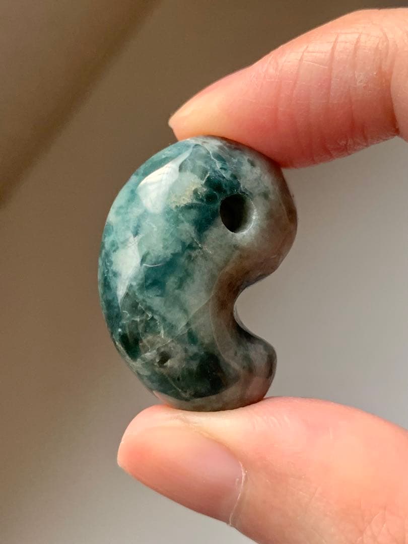 宝石質　入りコン沢翡翠勾玉　糸魚川　翡翠　コン沢　勾玉　根付　出土　原石　御守り