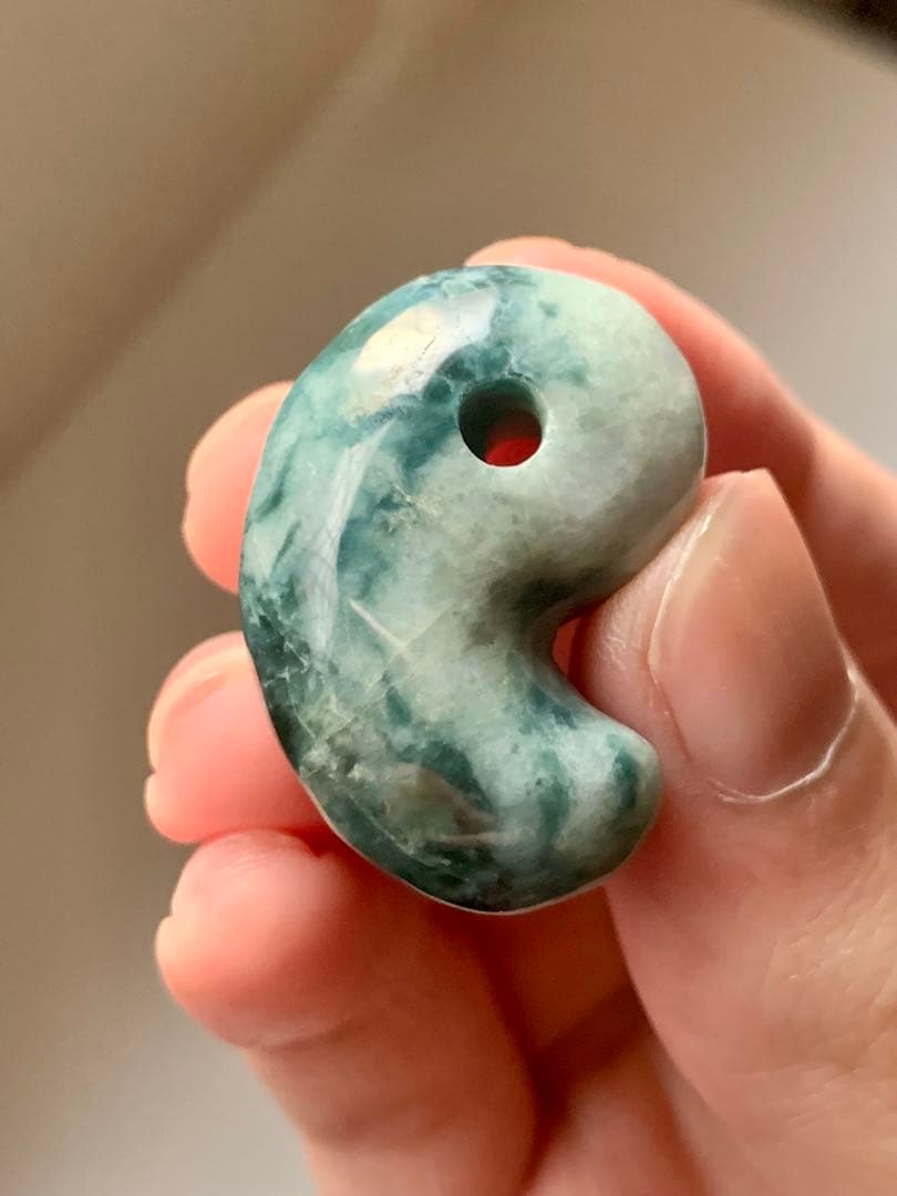 宝石質　入りコン沢翡翠勾玉　糸魚川　翡翠　コン沢　勾玉　根付　出土　原石　御守り