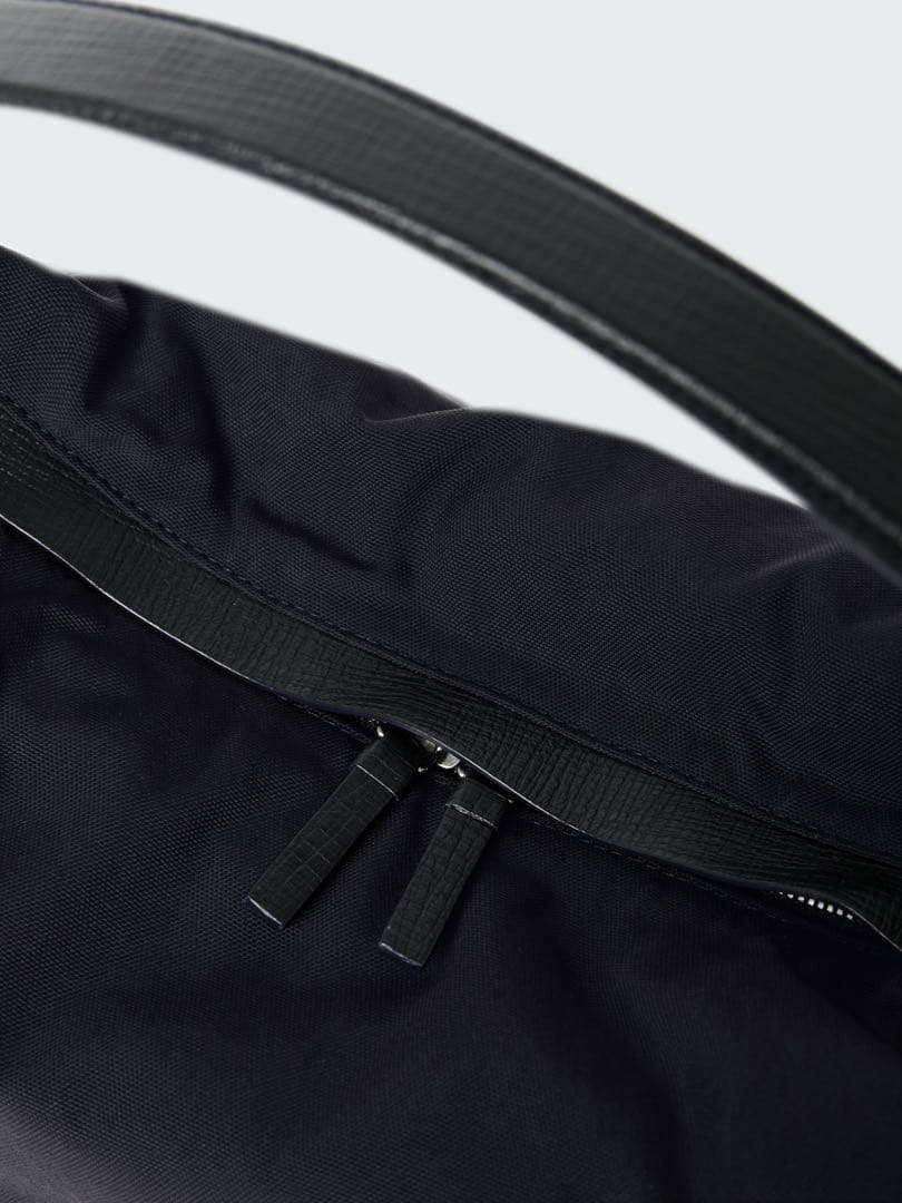 スタジオニコルソン TRANSIT BAG IN DARKEST NAVY