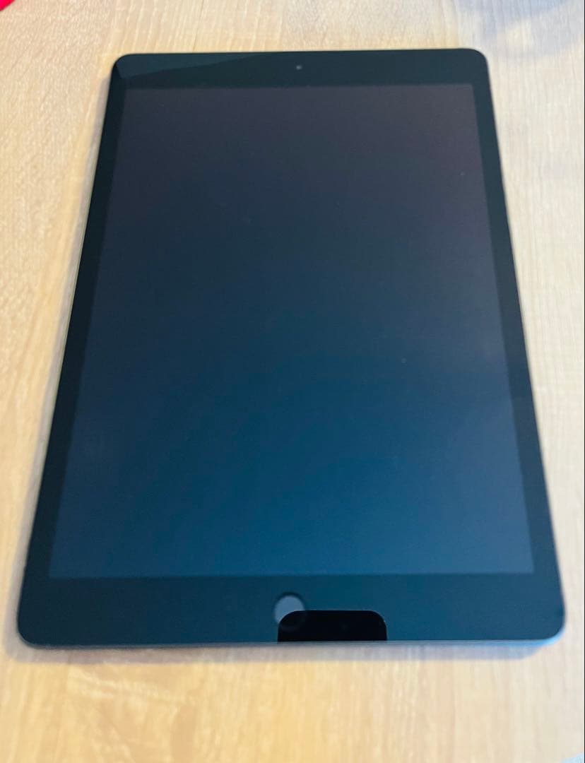 Apple iPad (第8世代) 32GB（1箇所キズ有）