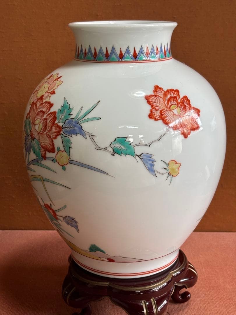 重要無形文化財十三代酒井田柿右衛門作色赤絵岩牡丹剣菱文花瓶　最上手　未使用