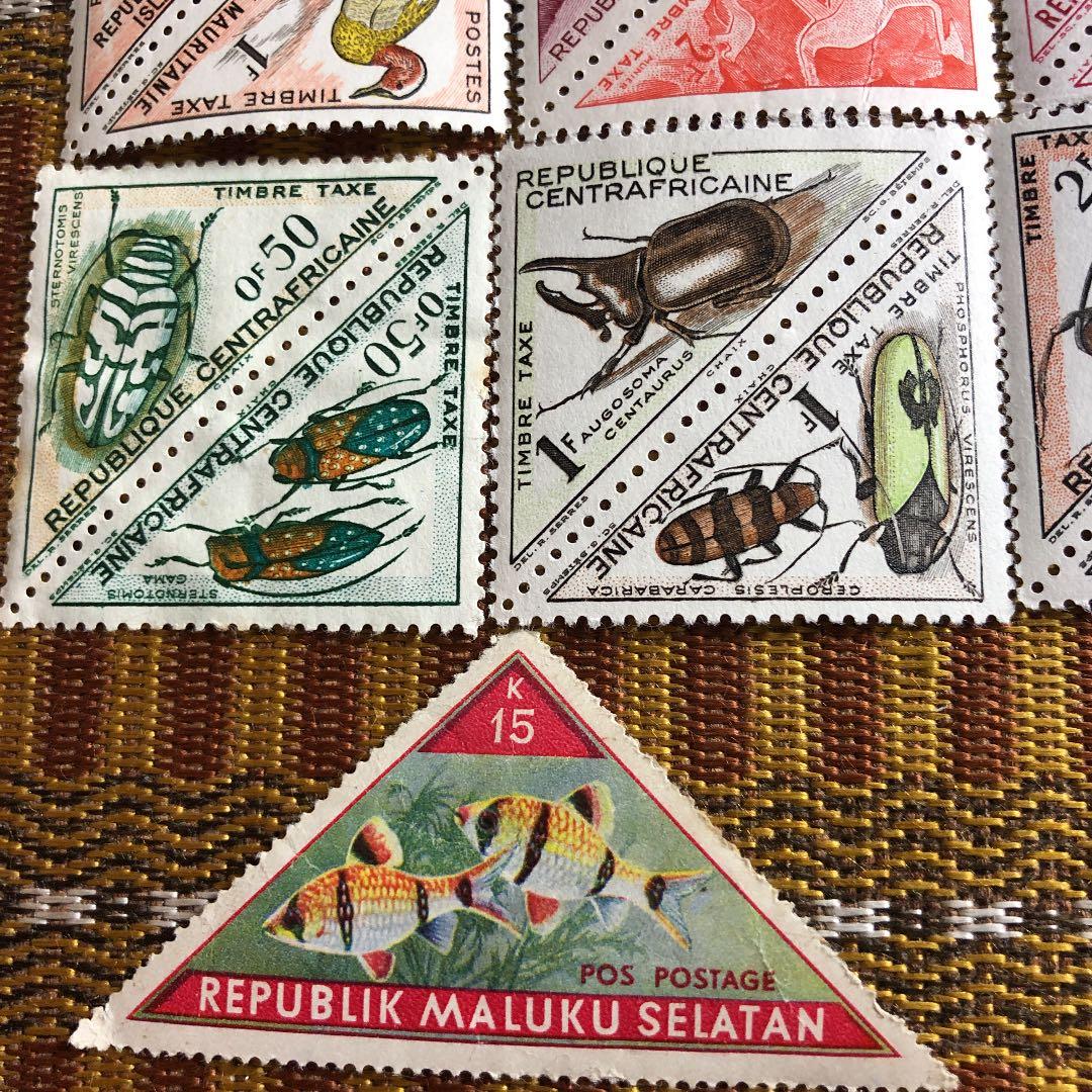 三角形切手を 一気に24種未使用です！世界各地から！レアな南マルク共和国切手も！