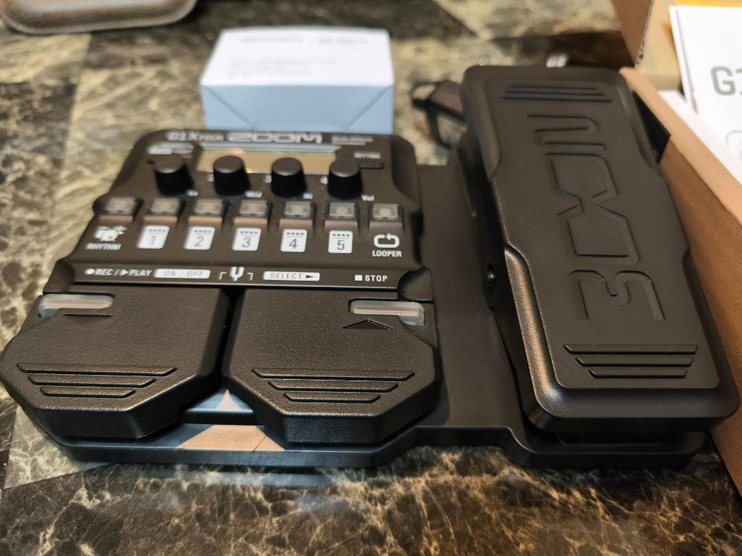 ☆彡ZOOM G1X FOUR マルチエフェクター　AD-16A/D付