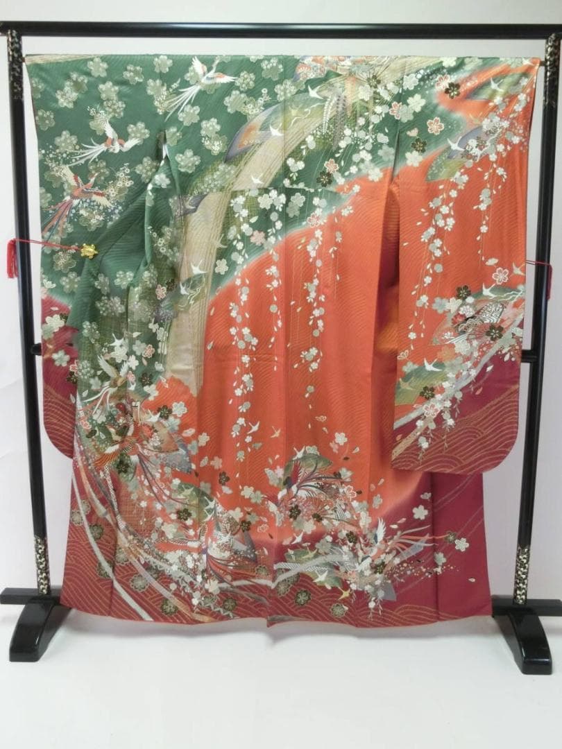 【y0625】Ｓお仕立上り正絹振袖サビ朱色モスグリーン地に花、御所車模様金糸刺繍