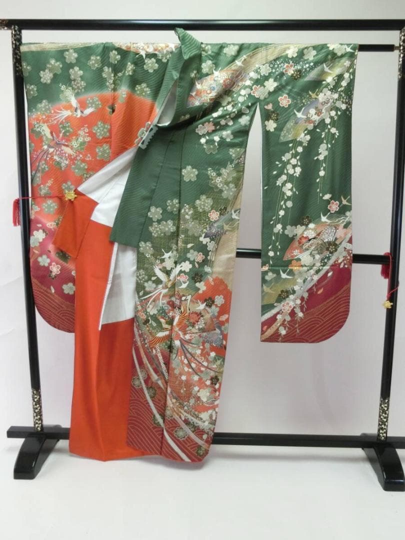 【y0625】Ｓお仕立上り正絹振袖サビ朱色モスグリーン地に花、御所車模様金糸刺繍