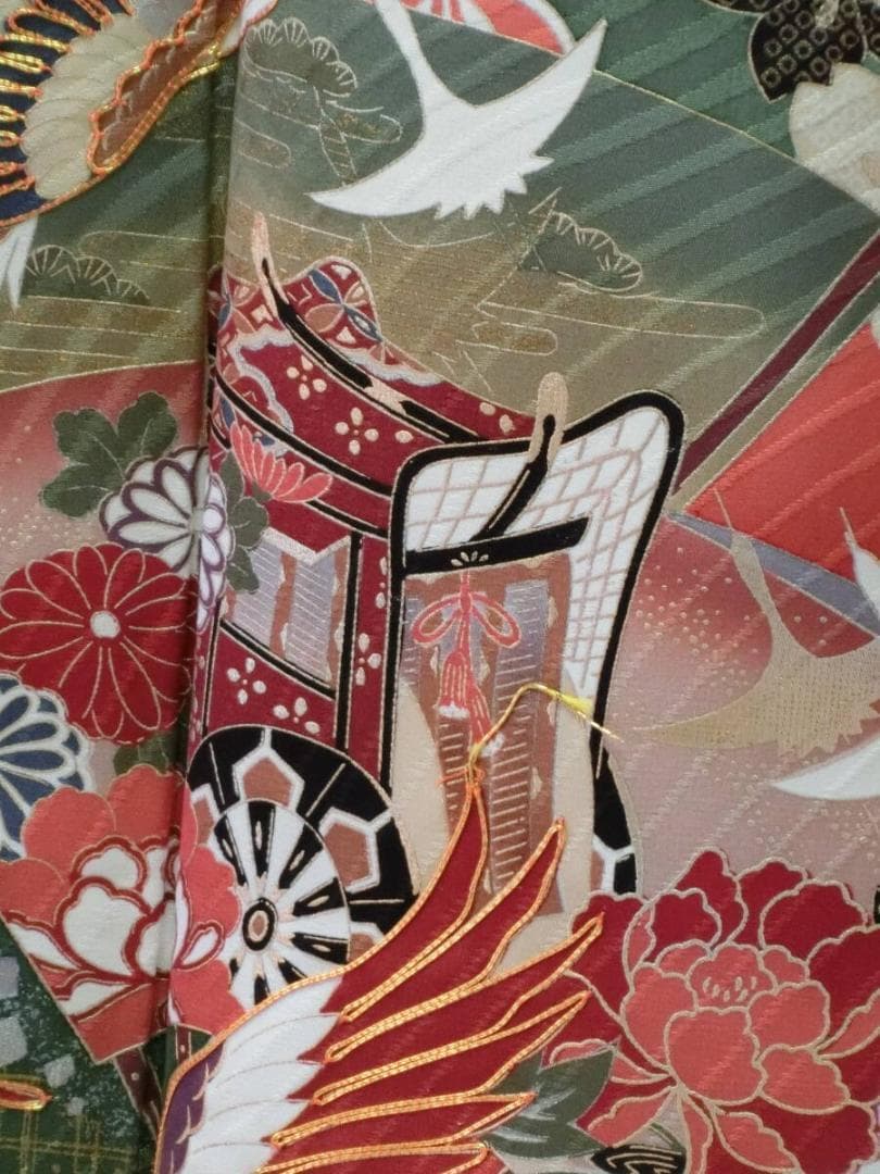 【y0625】Ｓお仕立上り正絹振袖サビ朱色モスグリーン地に花、御所車模様金糸刺繍