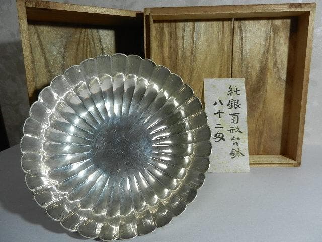 アンティーク骨董純銀製菊形台鉢（概数：口１７㌢、高６㌢、底８㌢、重３００㌘）