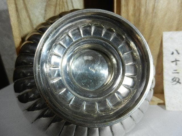 アンティーク骨董純銀製菊形台鉢（概数：口１７㌢、高６㌢、底８㌢、重３００㌘）