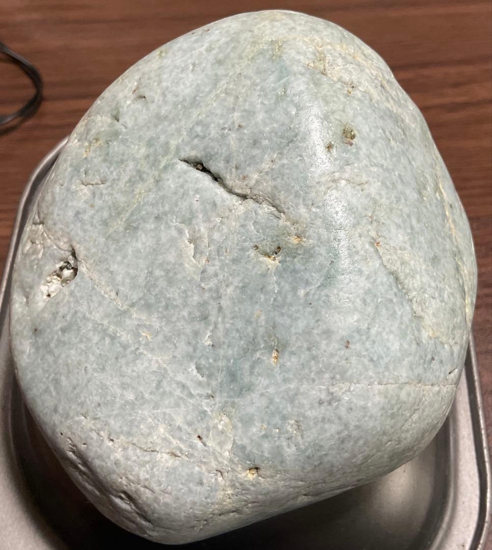 ［薄緑色　ずっしり］糸魚川翡翠海石742g ヒスイ　ひすい