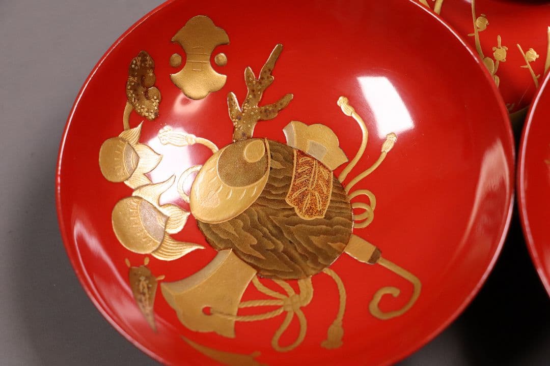 時代木製漆器 宝尽くし 朱塗三ッ組杯 鶴亀松竹梅 黒高台 金蒔絵 MA342