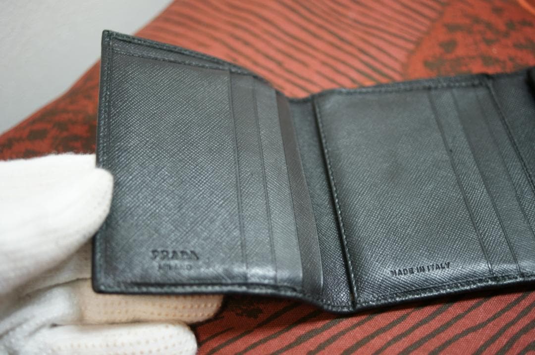 PRADA プラダ 三つ折り財布 三角ロゴプレート サフィアーノレザー ブラック