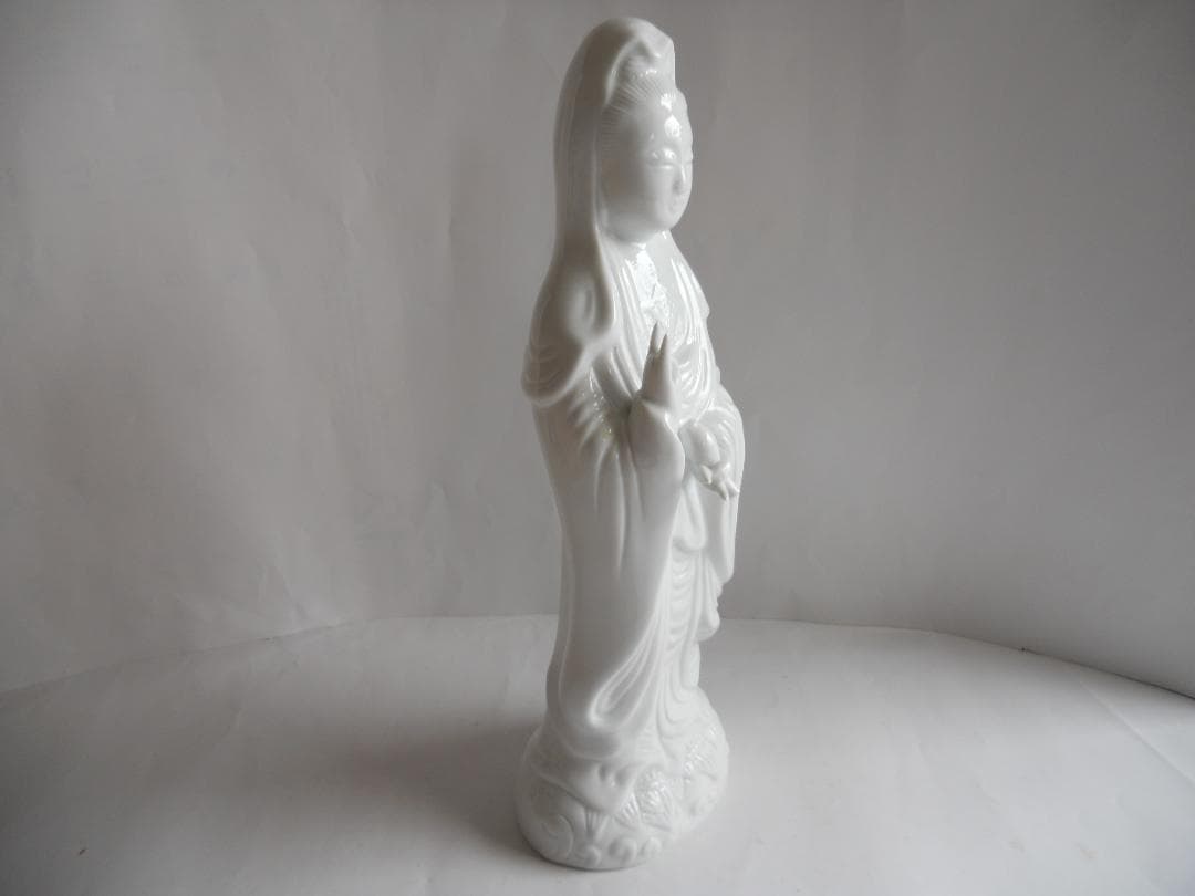 白衣観音 川副冬山 作 観音 有田焼 有田白磁 白衣観音像 新品 未使用 です。