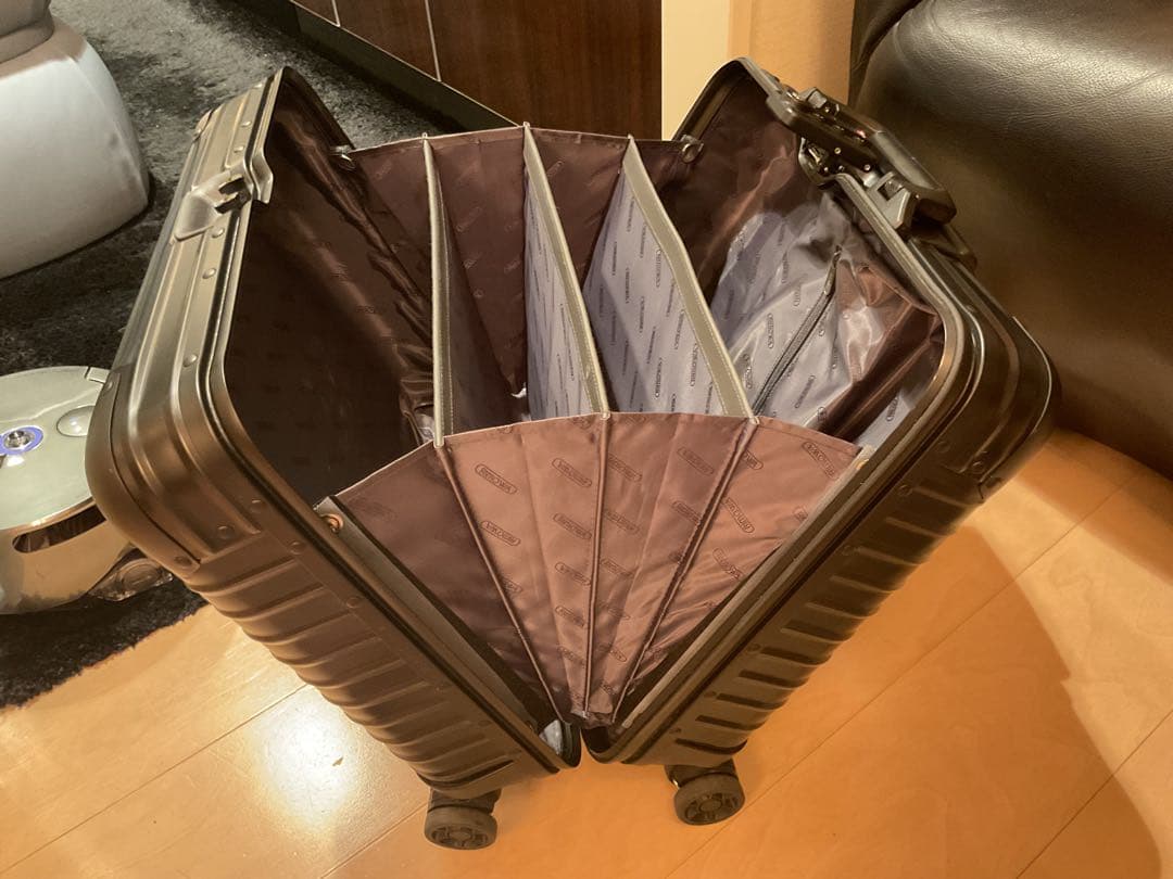 極美品　リモワ　rimowa トパーズ　ステルス　26L