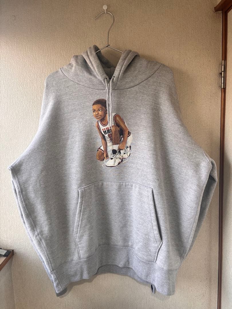 #APPLEBUM バスケットボール選手イラスト パーカー グレー