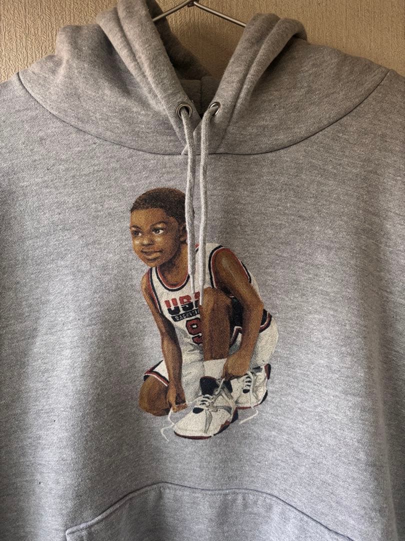 #APPLEBUM バスケットボール選手イラスト パーカー グレー