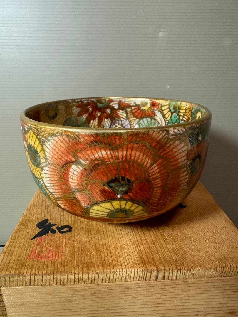2860 薩摩焼　色絵金彩 牡丹 百花之図 茶碗