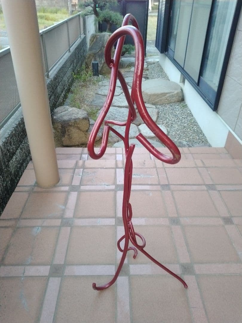 3本の鉄筋を組んだオブジェ